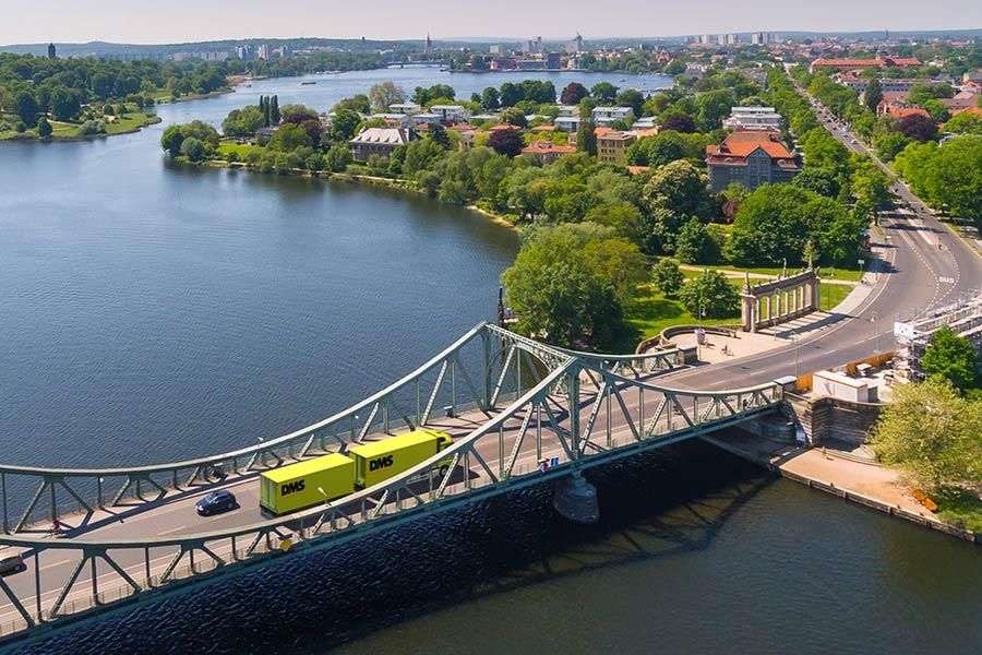 LKW auf Glienicker Brücke