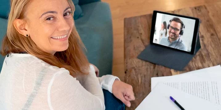 Frau bei Video-Beratung